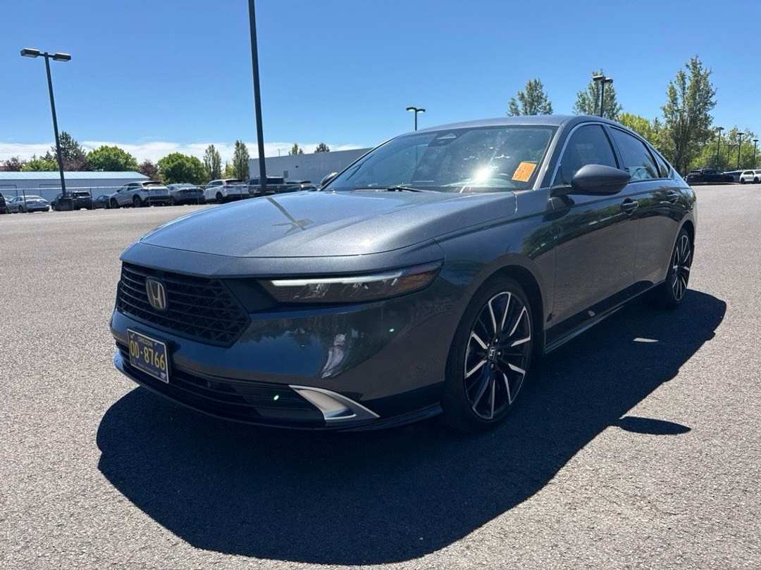 2023 Honda Accord Hybrid Touring - Image 3