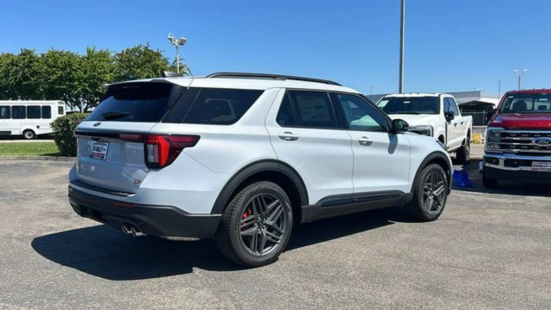 2026 Ford Explorer ST - Image 3