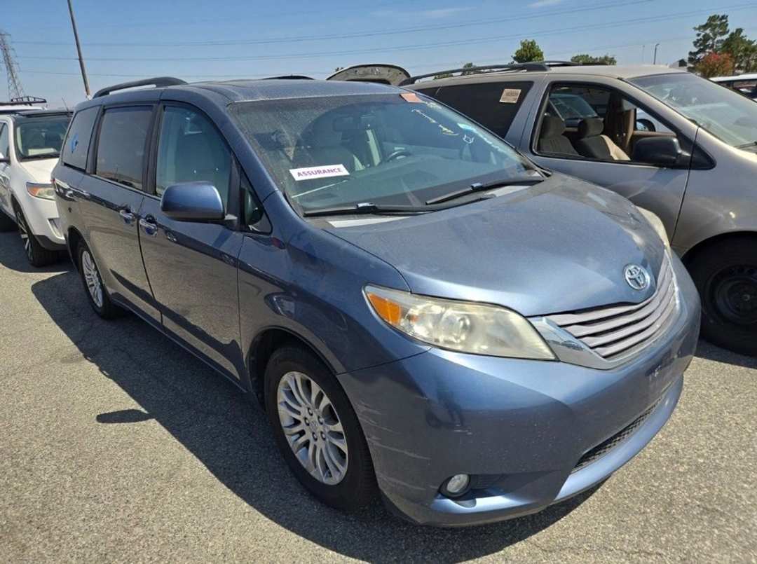 2017 Toyota Sienna L - Image 2