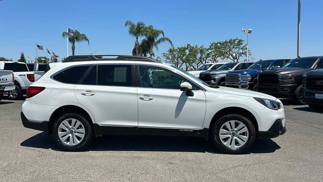 2018 Subaru Outback 2.5i Premium - Image 2