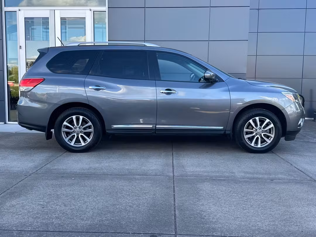 2015 Nissan Pathfinder SL - Image 2