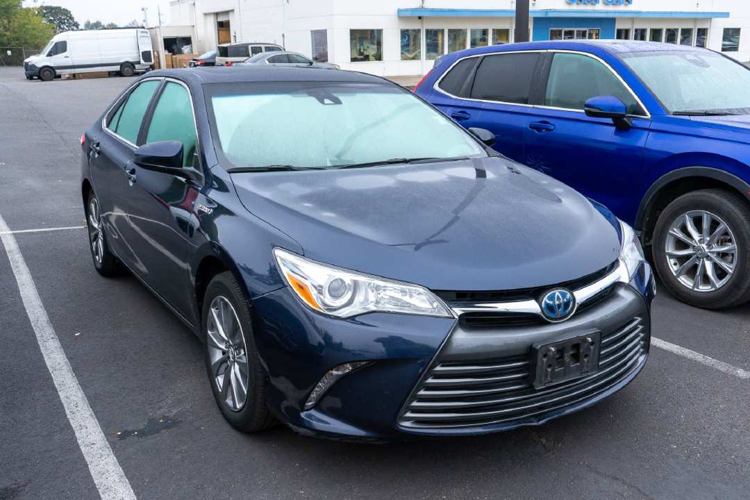 2017 Toyota Camry Hybrid XLE - Image 3