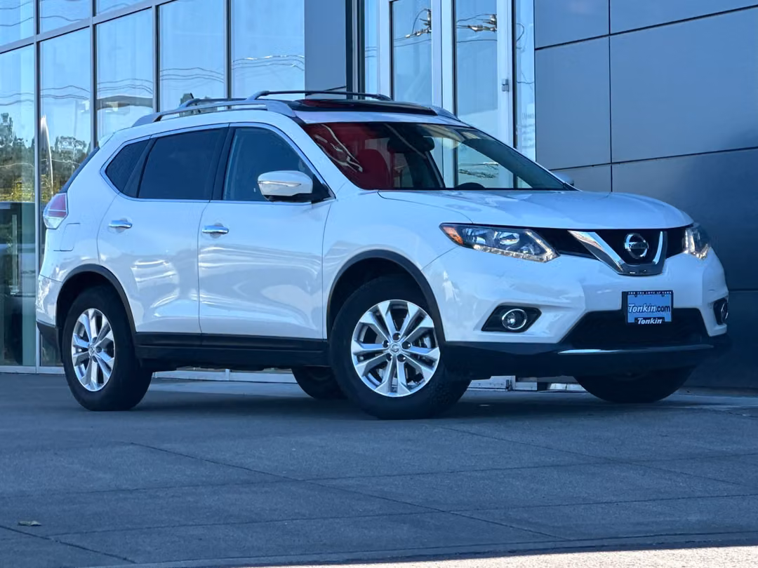 2014 Nissan Rogue SV - Image 2
