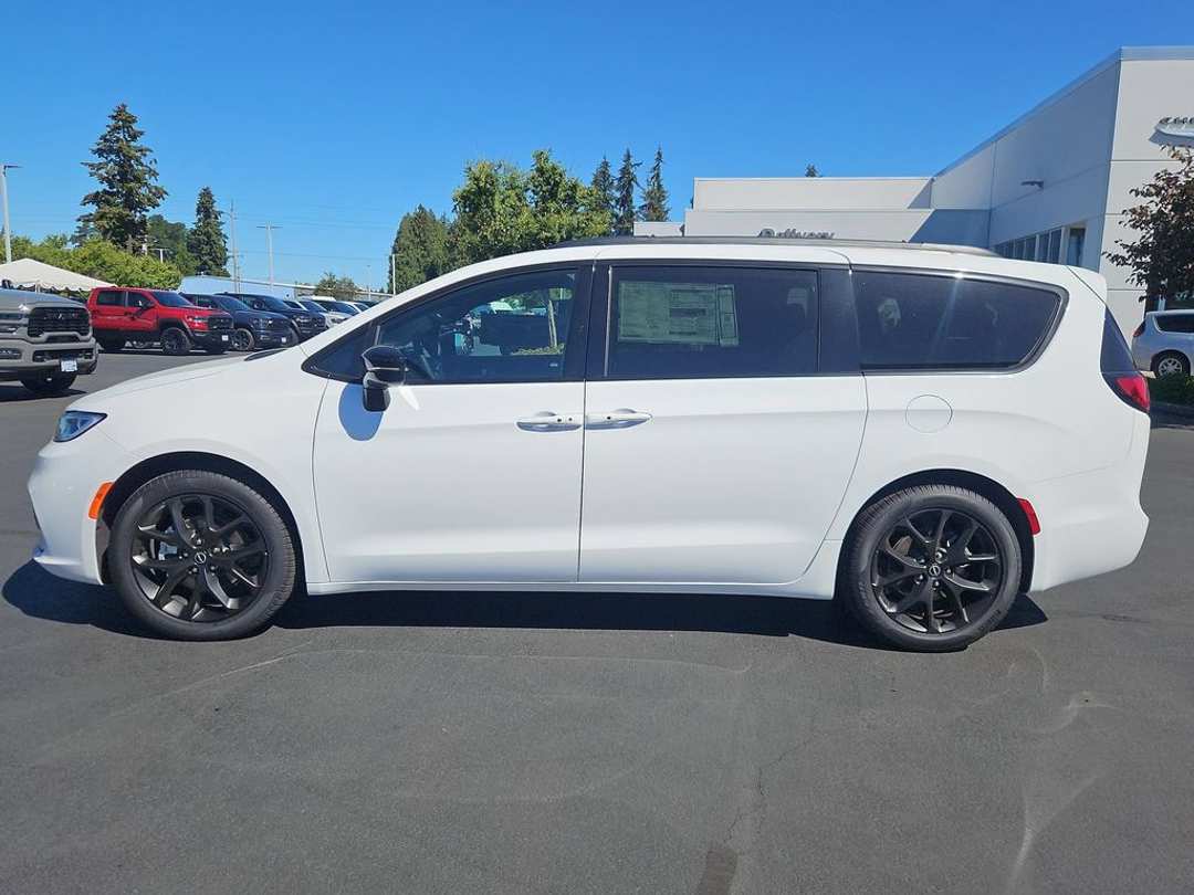 2026 Chrysler Pacifica Select - Image 3