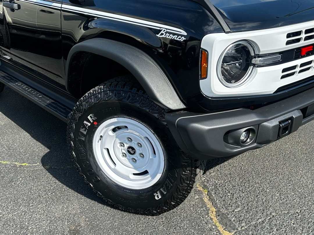 2026 Ford Bronco Heritage Edition - Image 2