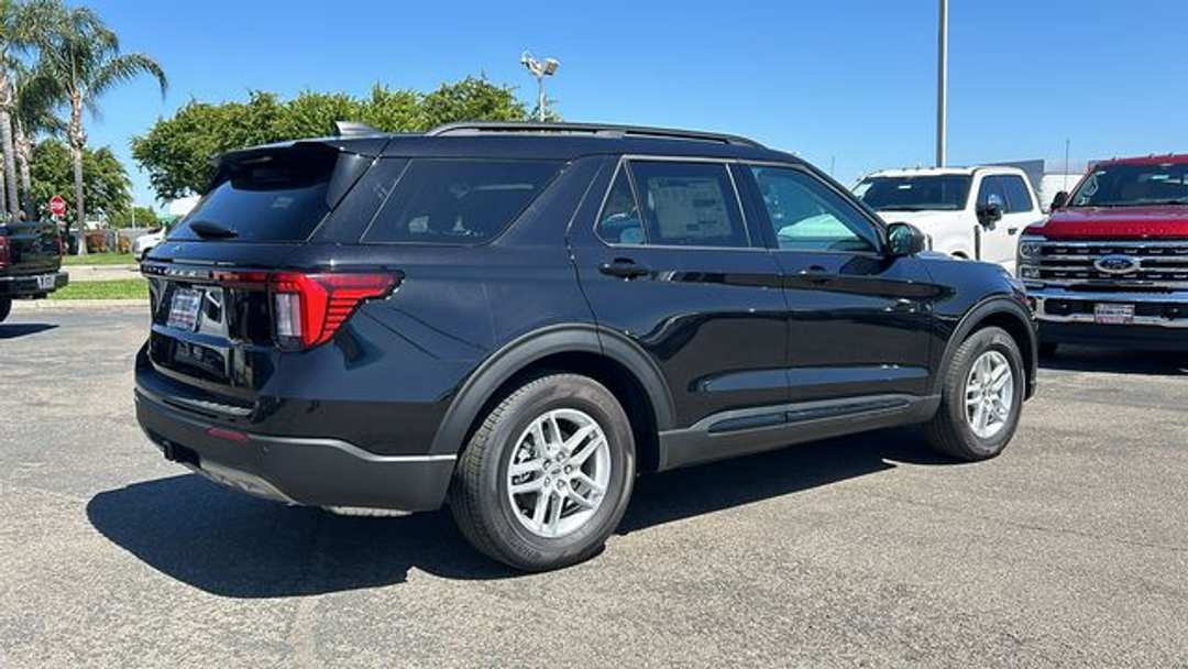2026 Ford Explorer Active - Image 3