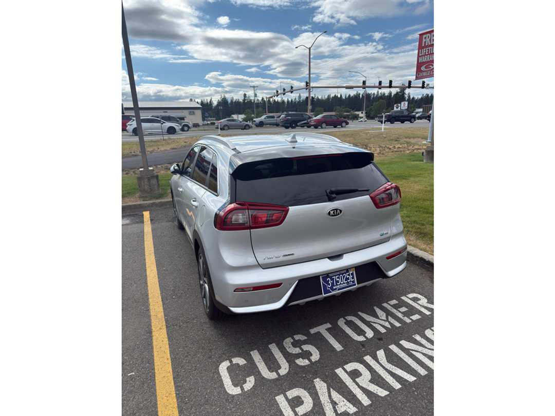 2017 Kia Niro Touring - Image 3