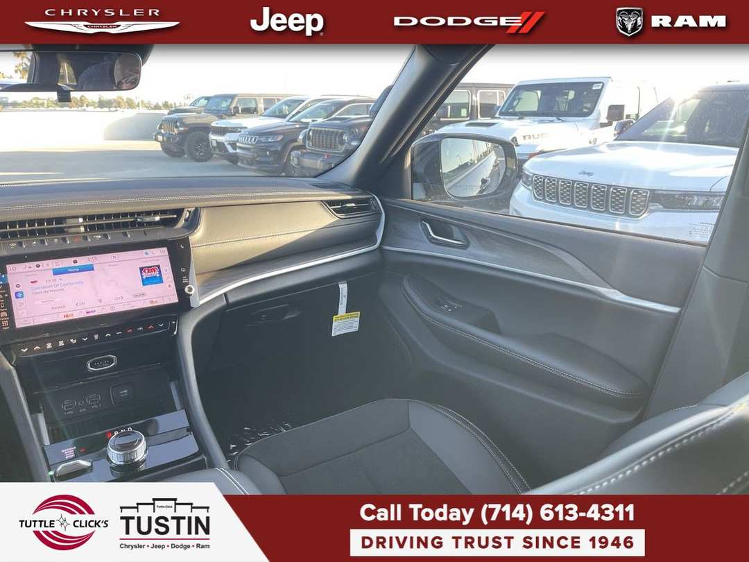 2027 Jeep Grand Cherokee Laredo Altitude - Image 3