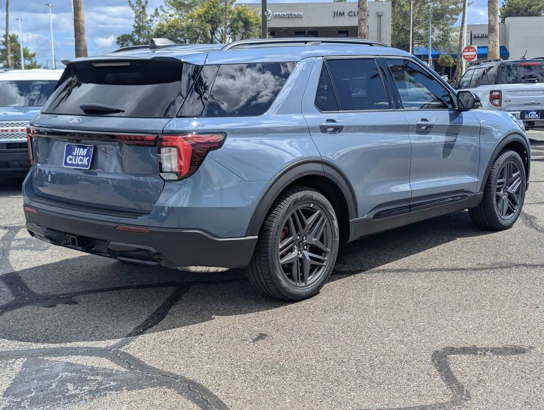 2027 Ford Explorer STLine - Image 2