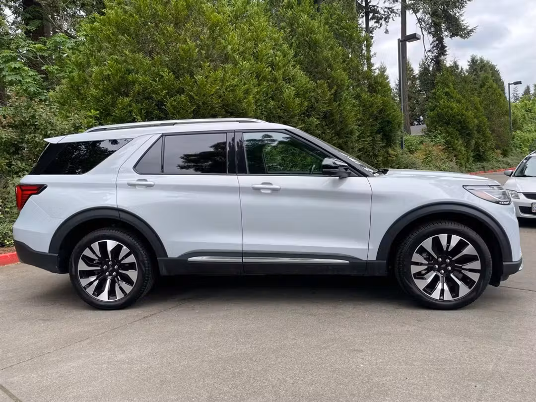 2025 Ford Explorer Platinum - Image 3