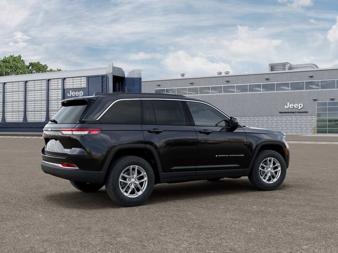 2026 Jeep Grand Cherokee Laredo - Image 2