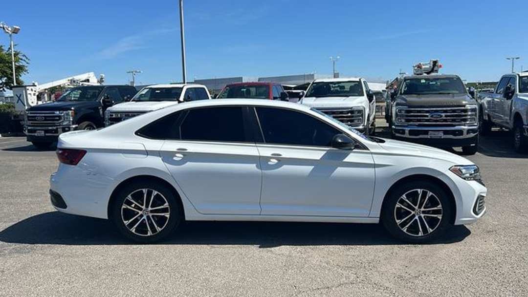 2022 Volkswagen Jetta 1.5T Sport - Image 2