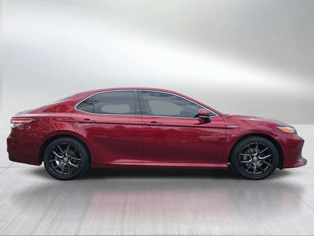2019 Toyota Camry Hybrid XLE - Image 2