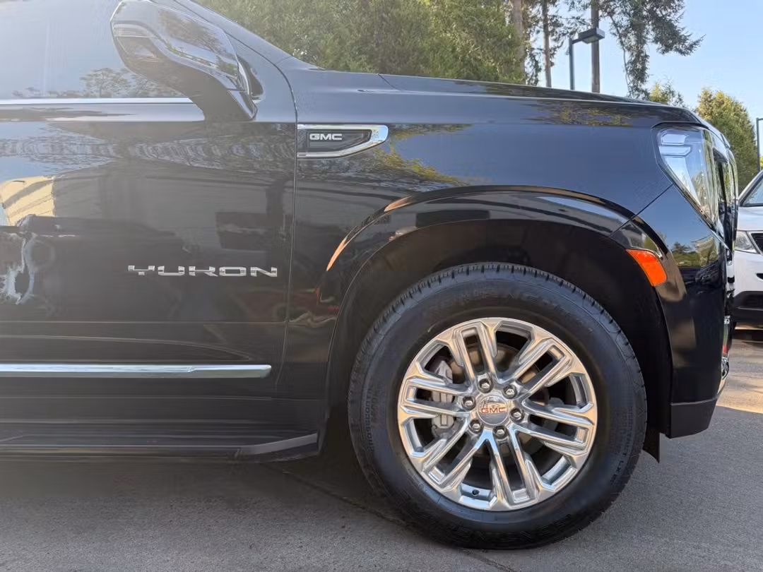 2023 GMC Yukon SLT - Image 3
