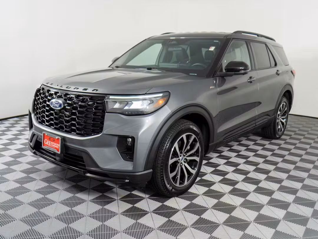2025 Ford Explorer STLine - Image 3