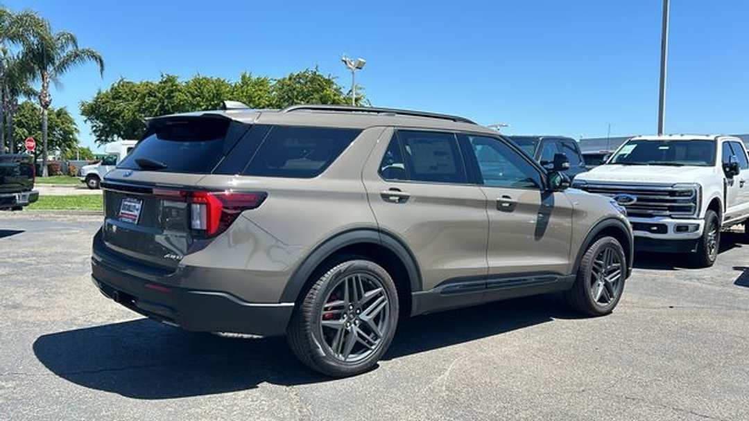 2026 Ford Explorer STLine - Image 3