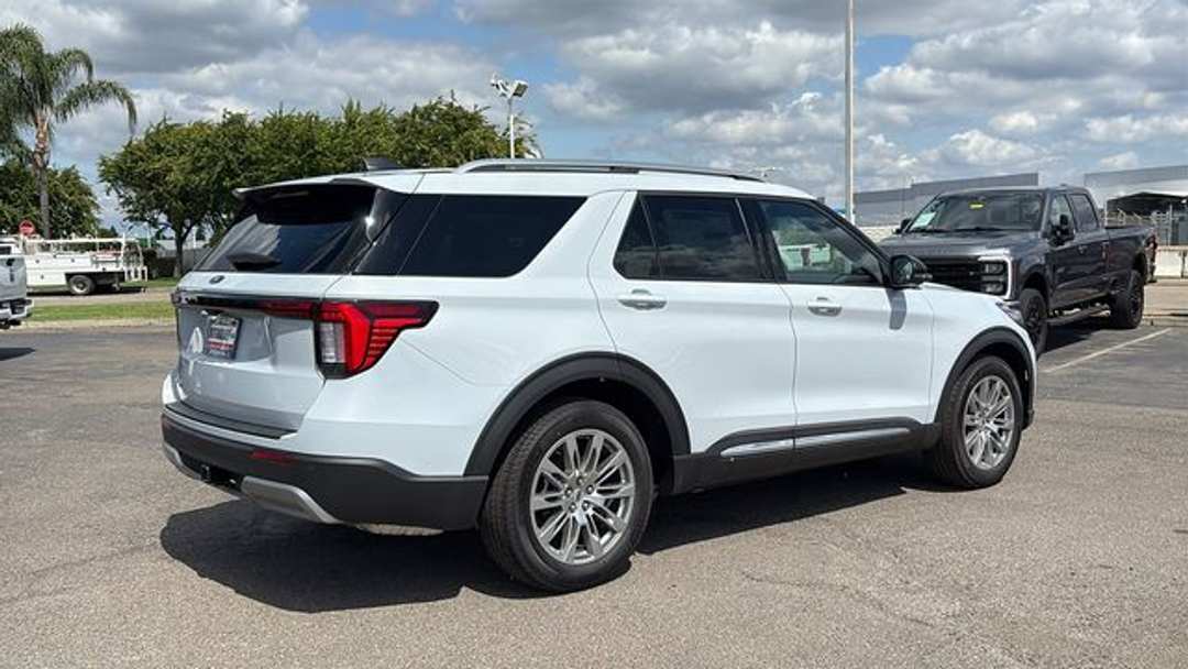 2026 Ford Explorer Platinum - Image 3