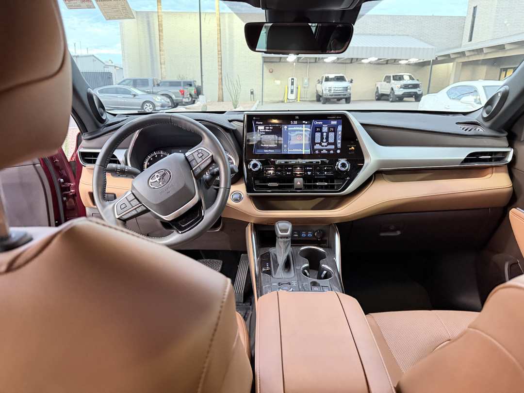 2022 Toyota Highlander Platinum - Image 3
