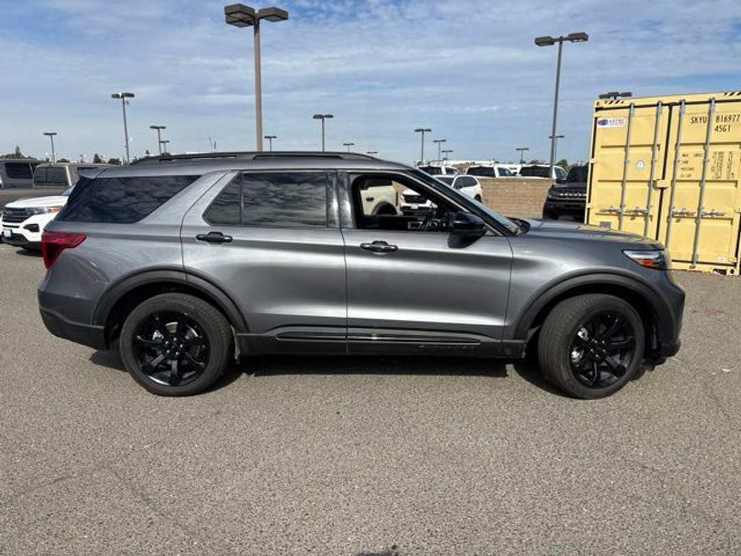 2023 Ford Explorer STLine - Image 3