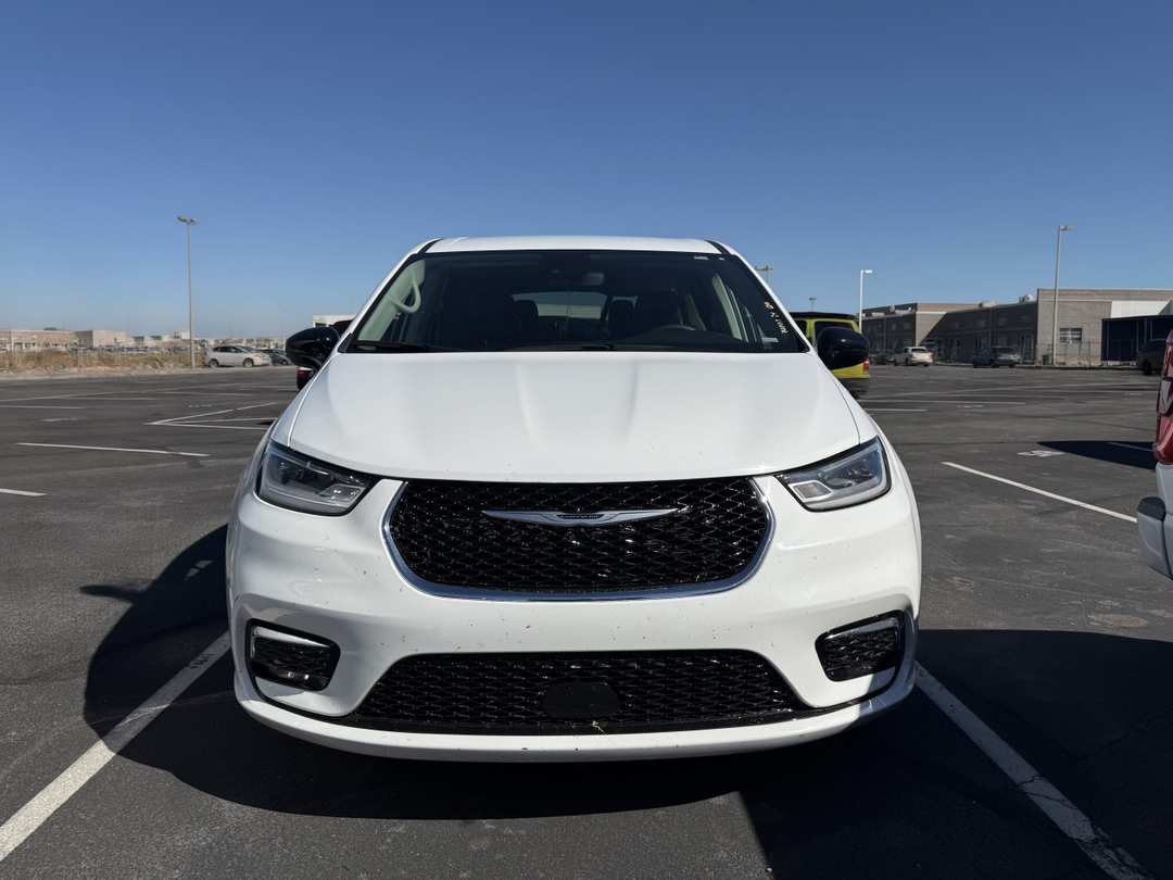 2024 Chrysler Pacifica Touring L - Image 2