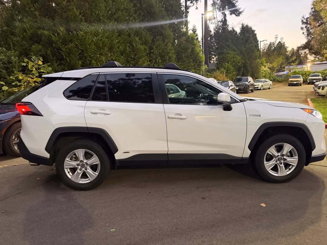 2020 Toyota Rav4 Hybrid XLE - Image 2