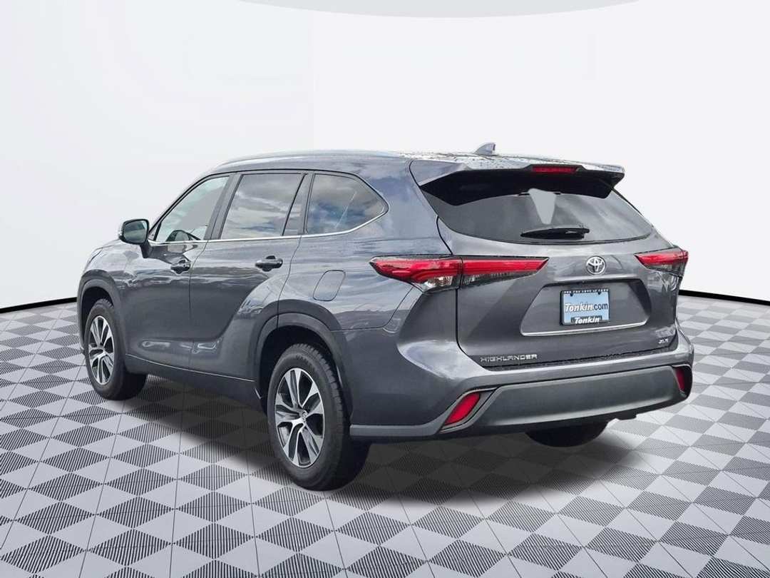 2023 Toyota Highlander XLE - Image 3