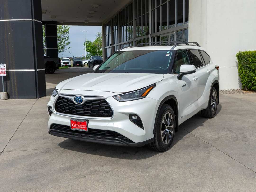 2021 Toyota Highlander Hybrid XLE - Image 3