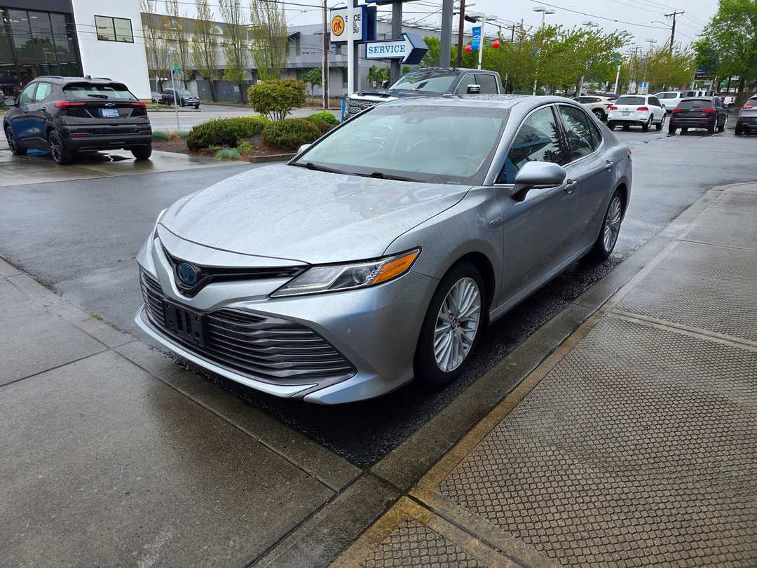 2018 Toyota Camry Hybrid XLE - Image 2