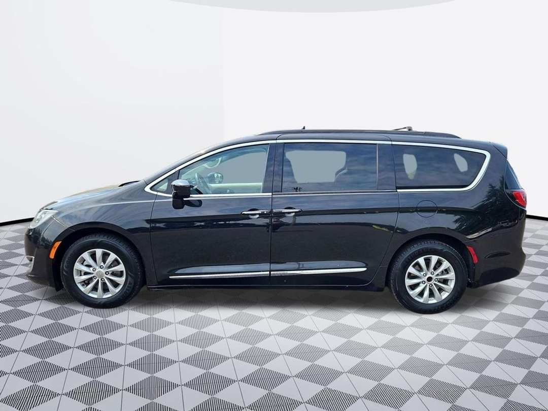 2017 Chrysler Pacifica Touring L - Image 3