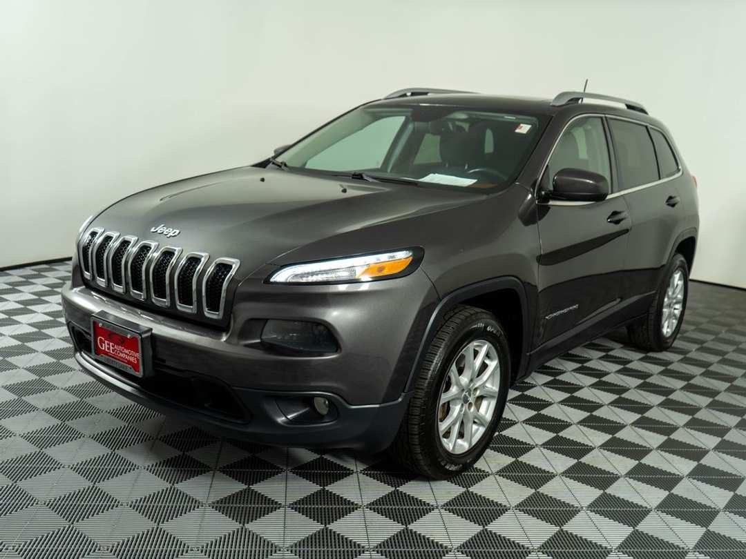 2016 Jeep Cherokee Latitude - Image 3