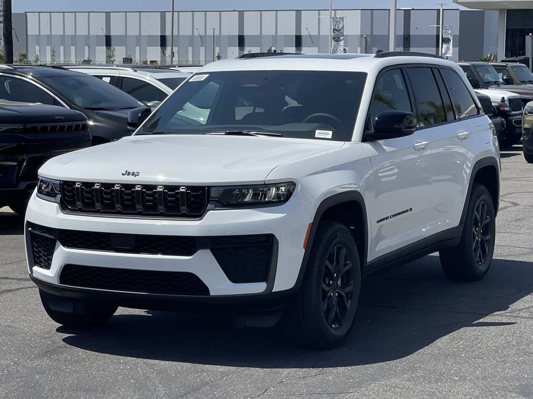 2026 Jeep Grand Cherokee Laredo Altitude - Image 3