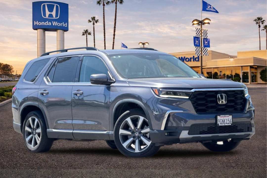 2023 Honda Pilot Touring - Image 2