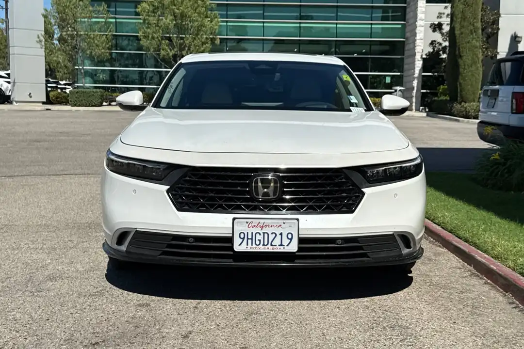 2023 Honda Accord Hybrid Touring - Image 3