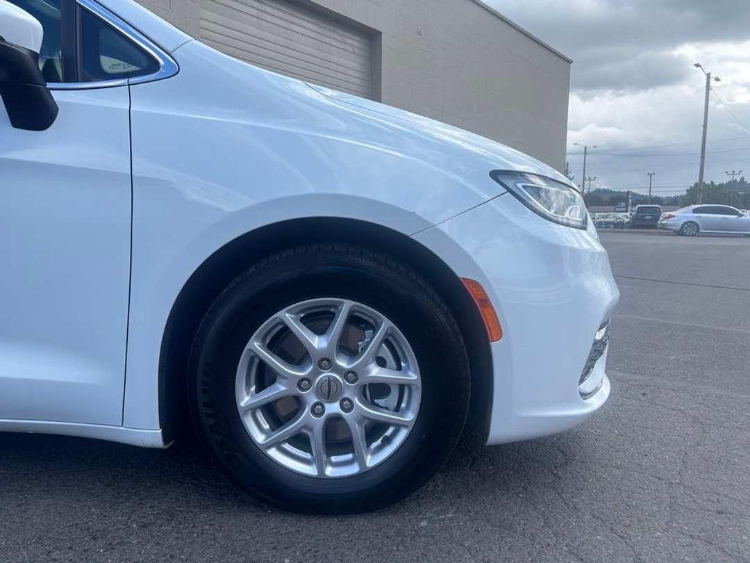 2023 Chrysler Pacifica Touring L - Image 2