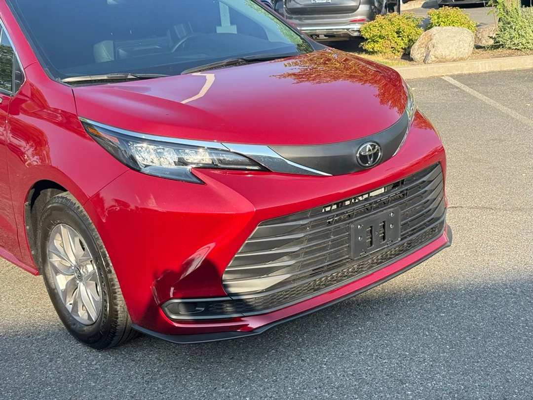 2026 Toyota Sienna LE - Image 2