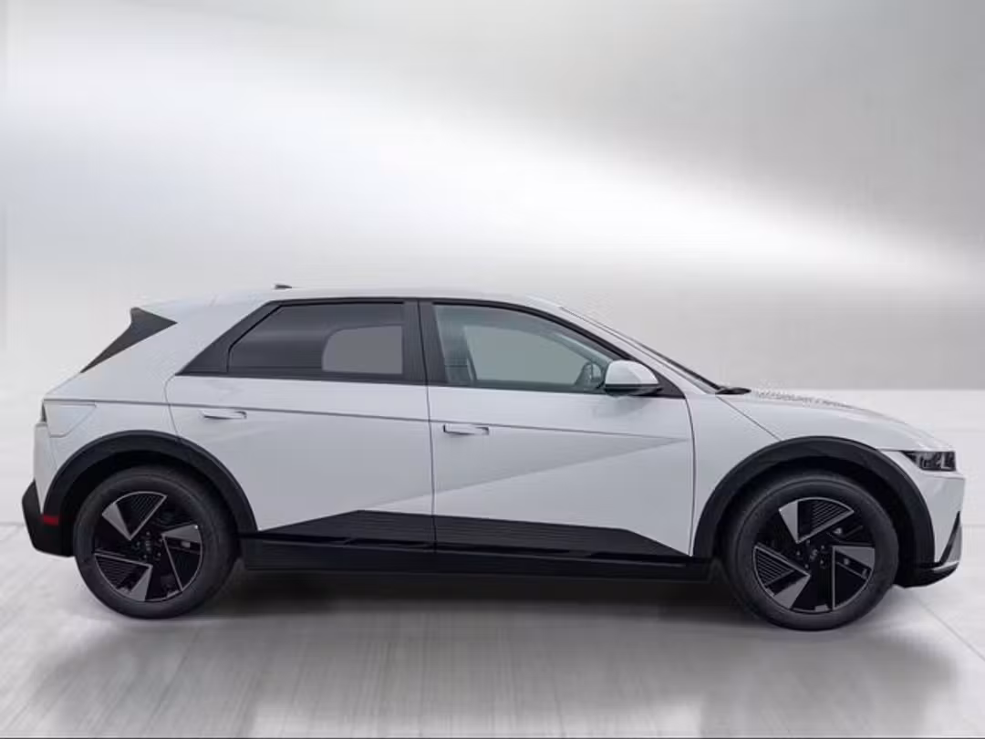2026 Hyundai Ioniq 5 SE - Image 2