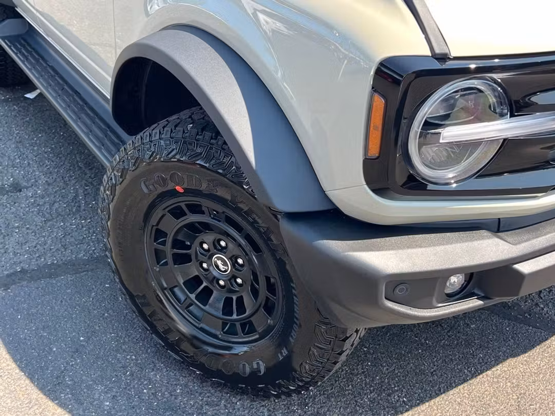2026 Ford Bronco Outer Banks - Image 2