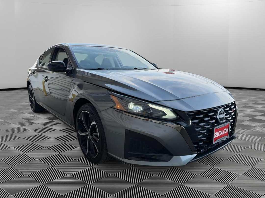 2025 Nissan Altima SR - Image 3