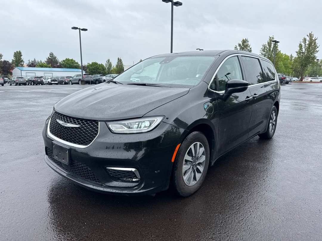 2023 Chrysler Pacifica Hybrid Touring L - Image 3