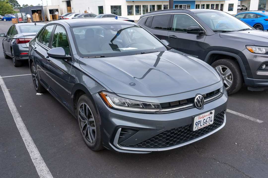 2025 Volkswagen Jetta 1.5T SE - Image 3