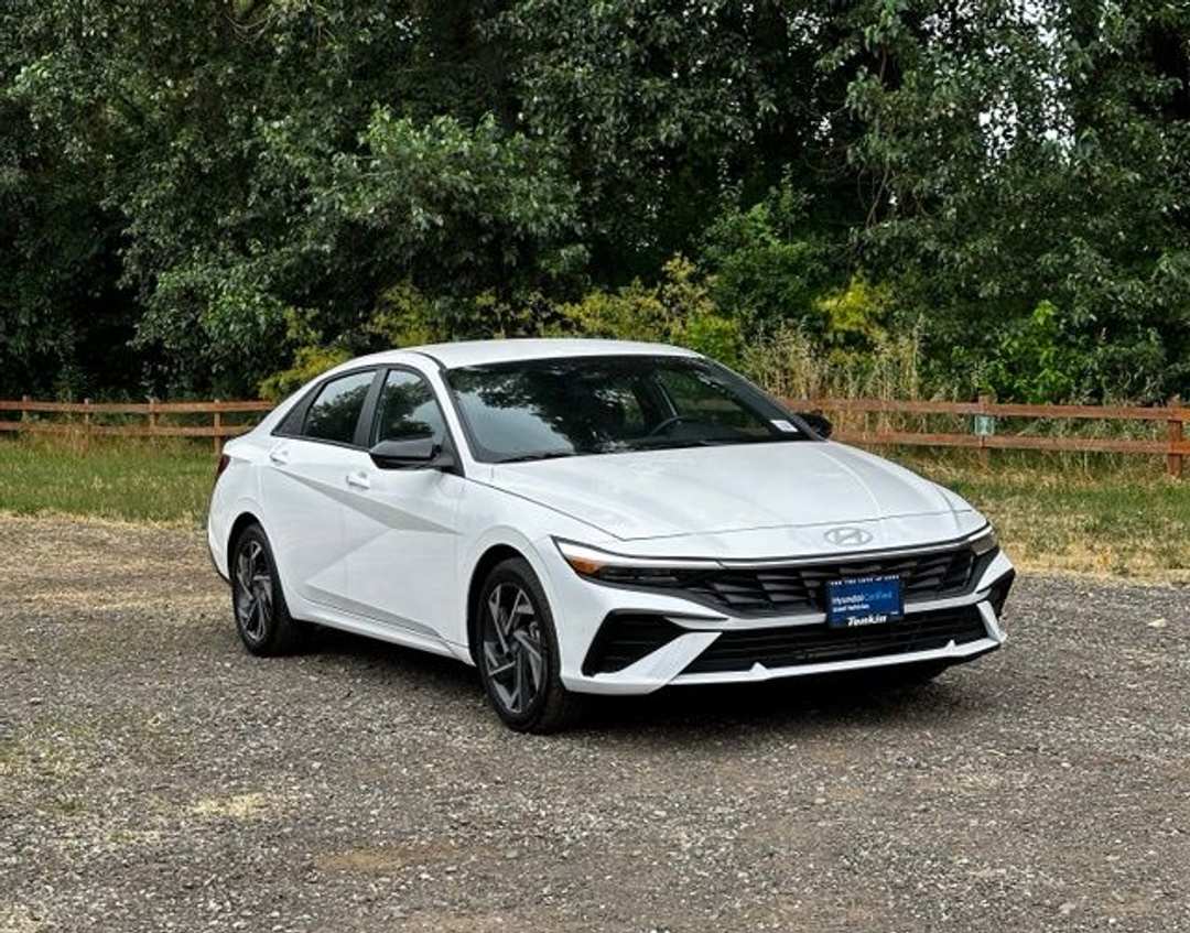 2025 Hyundai Elantra SEL Sport - Image 2