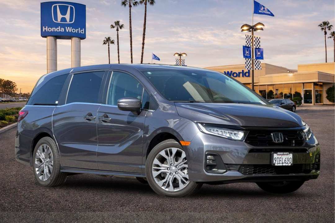 2025 Honda Odyssey Touring - Image 2