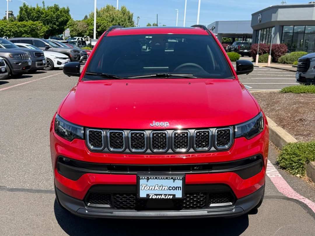 2023 Jeep Compass Latitude Lux - Image 3