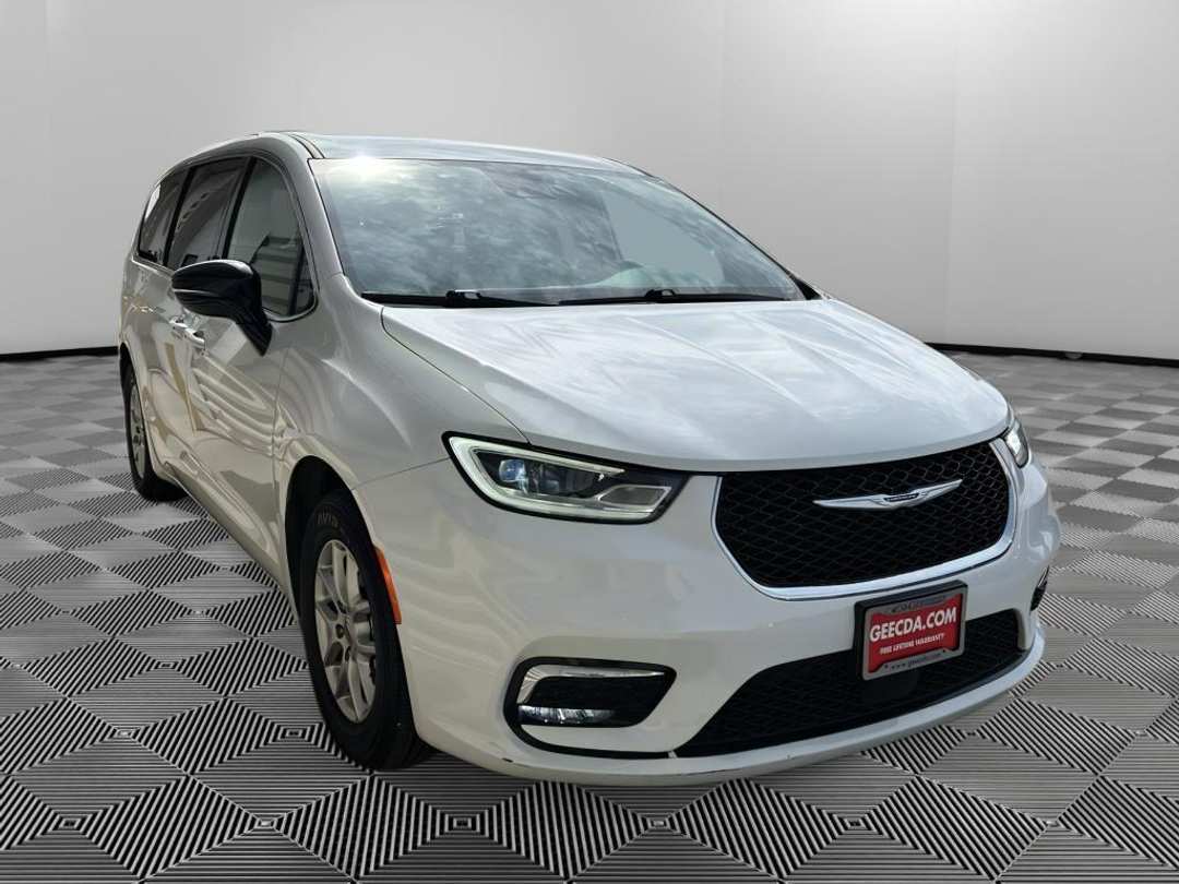 2025 Chrysler Pacifica Select - Image 3