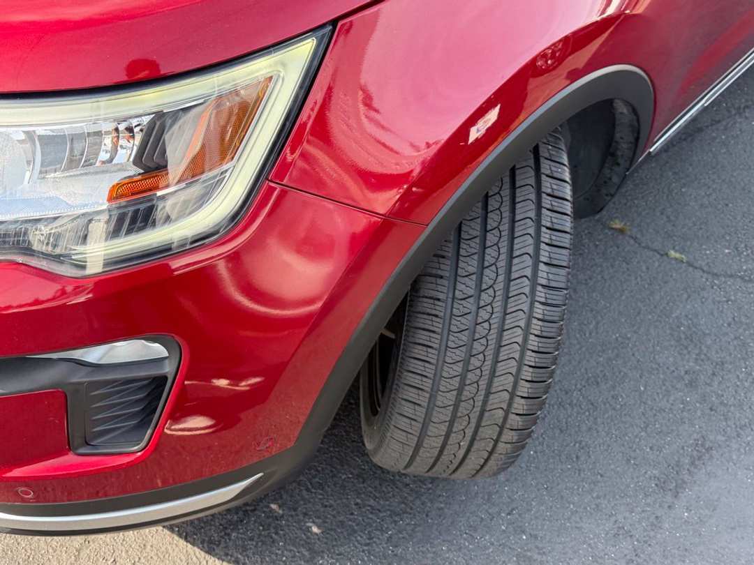 2018 Ford Explorer Platinum - Image 2