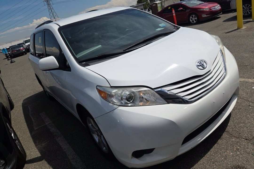 2017 Toyota Sienna LE - Image 2