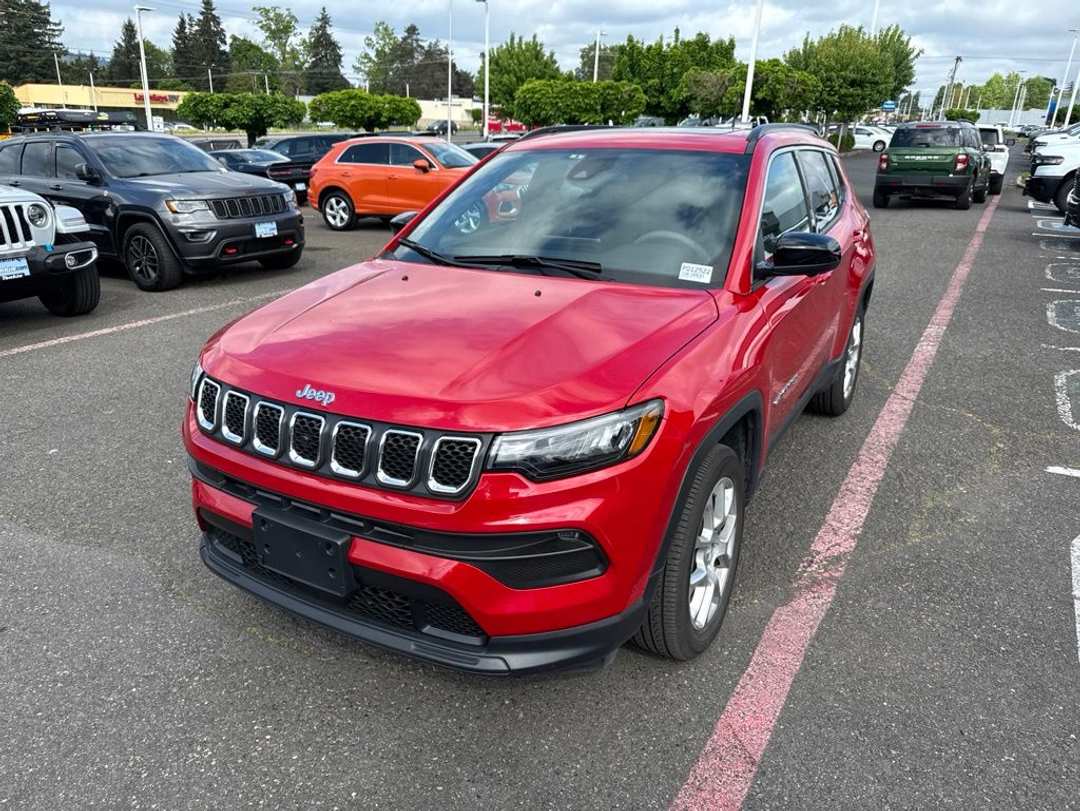 2023 Jeep Compass Latitude Lux - Image 2