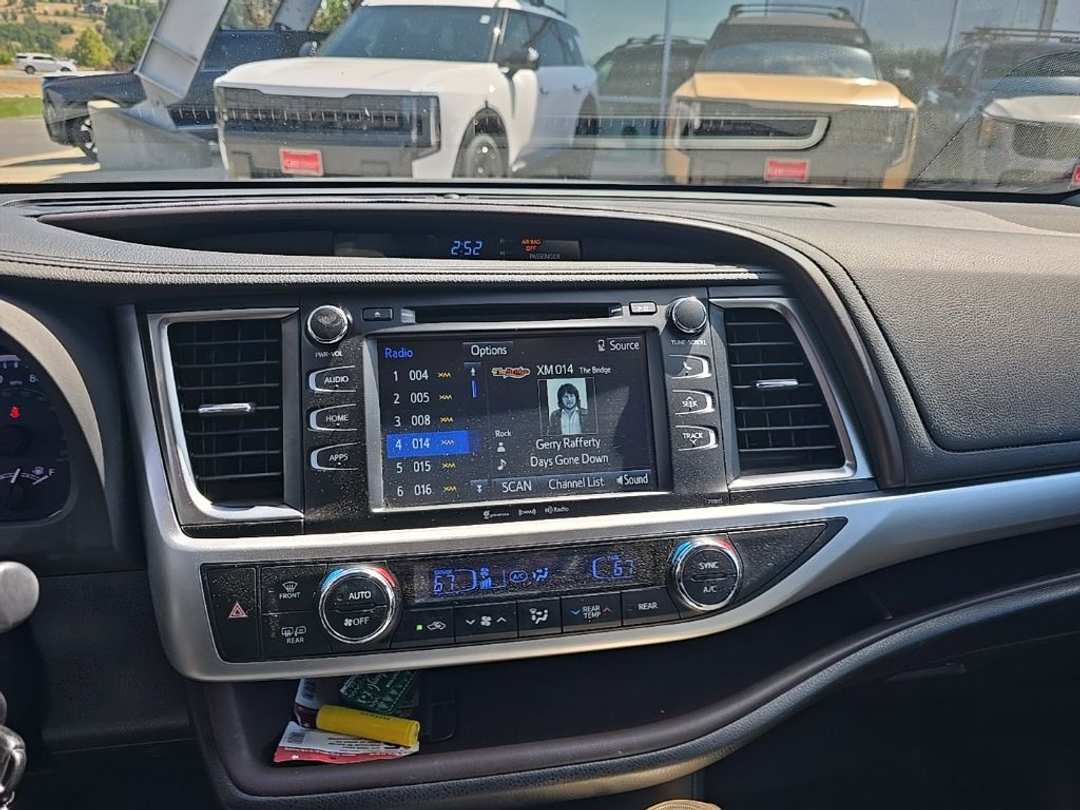 2019 Toyota Highlander LE Plus - Image 3