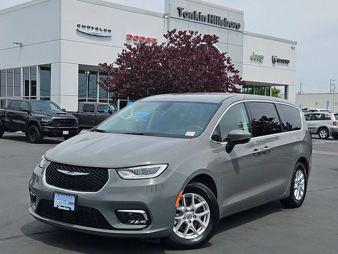2023 Chrysler Pacifica Touring L - Image 2