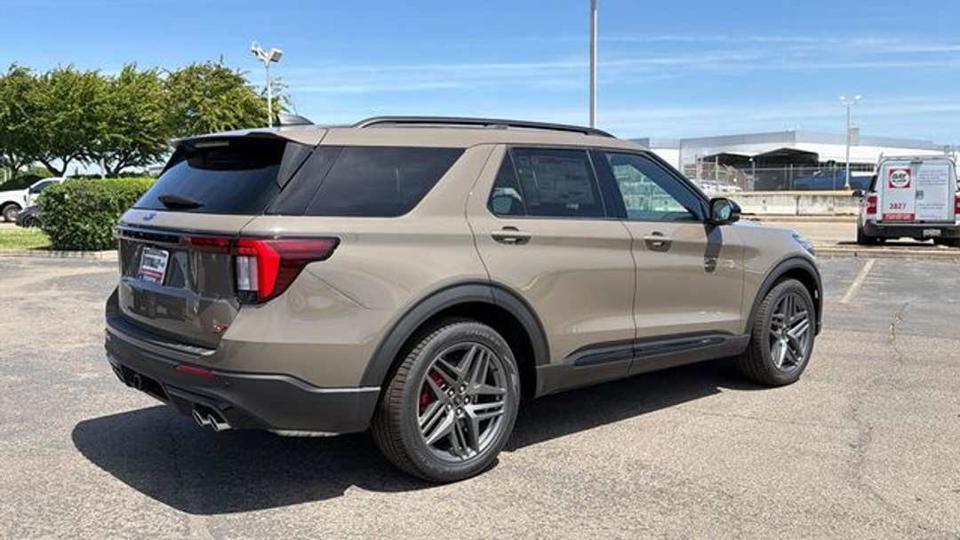 2026 Ford Explorer ST - Image 3